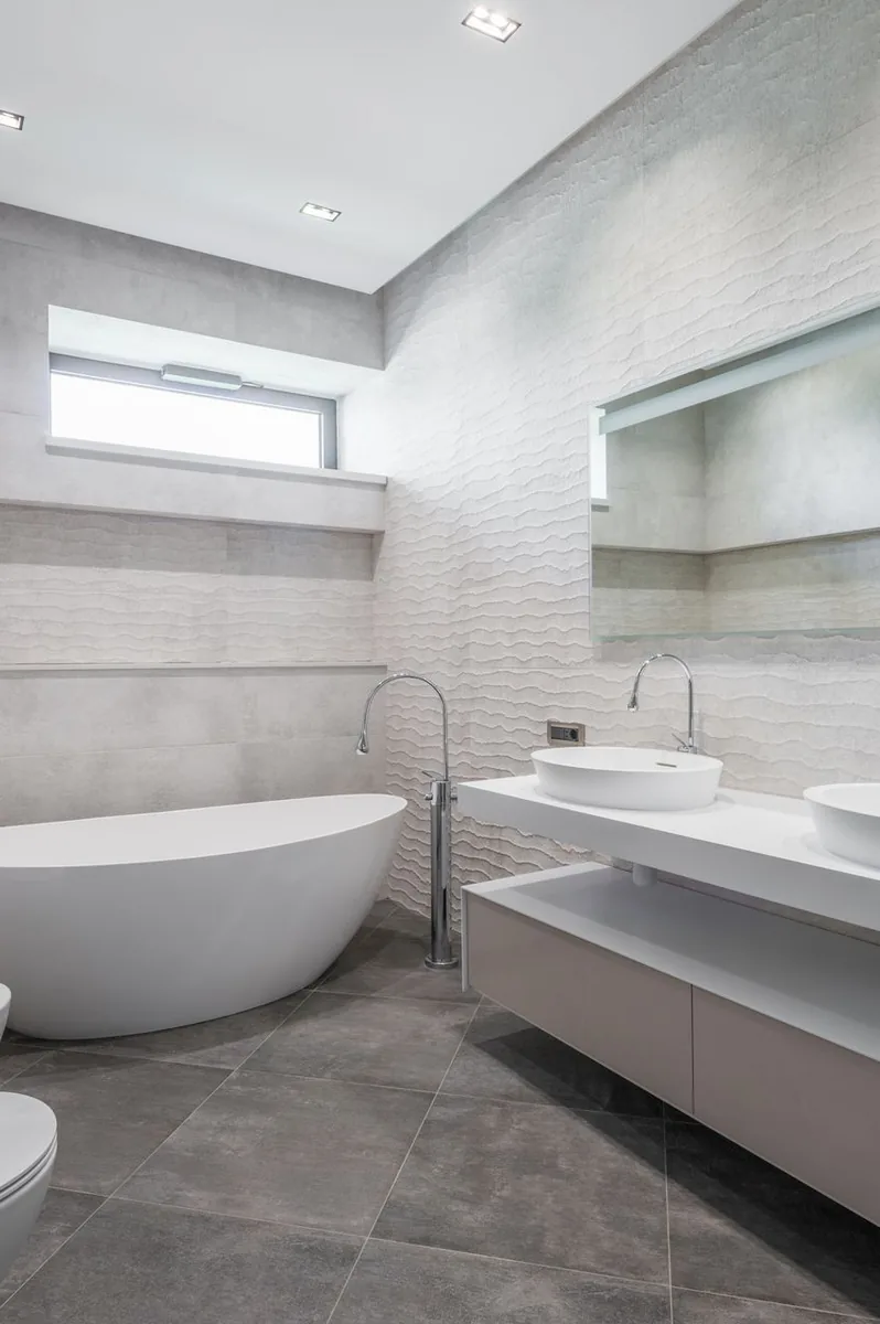 Bagno di design completato con rivestimenti in marmo