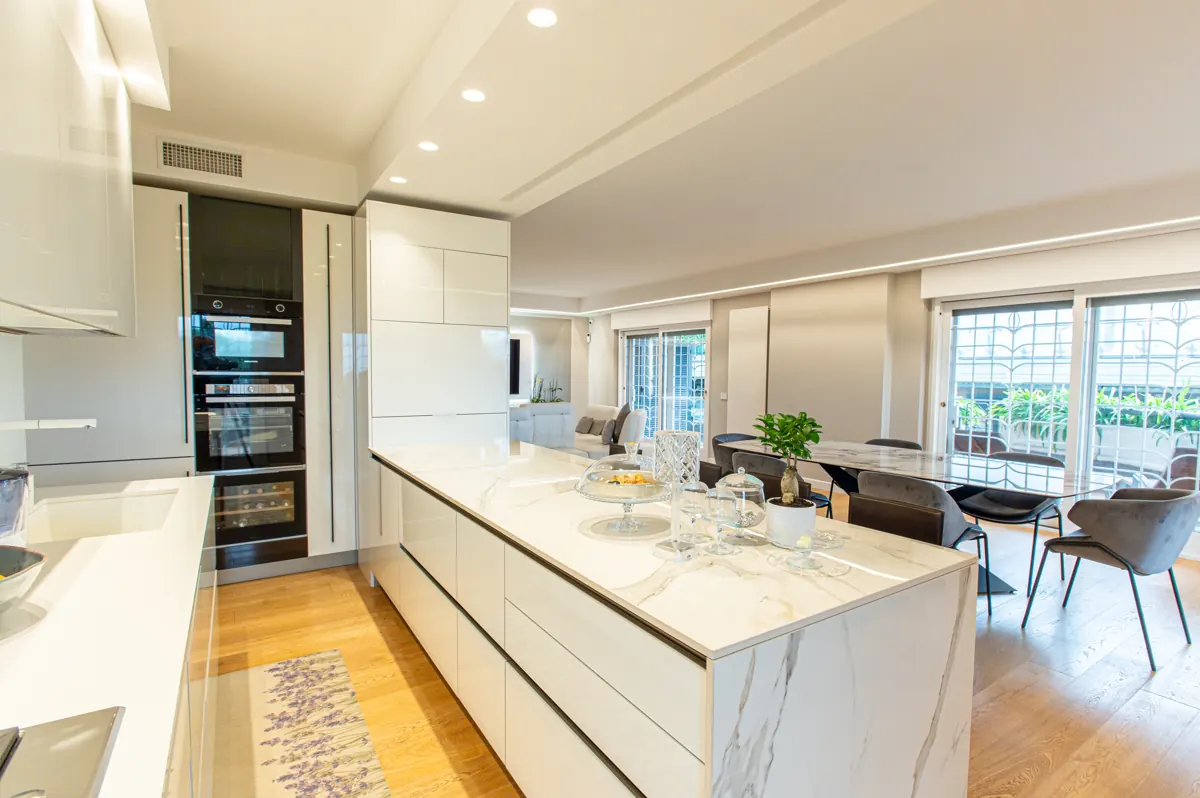 Cucina moderna con isola in marmo e zona pranzo