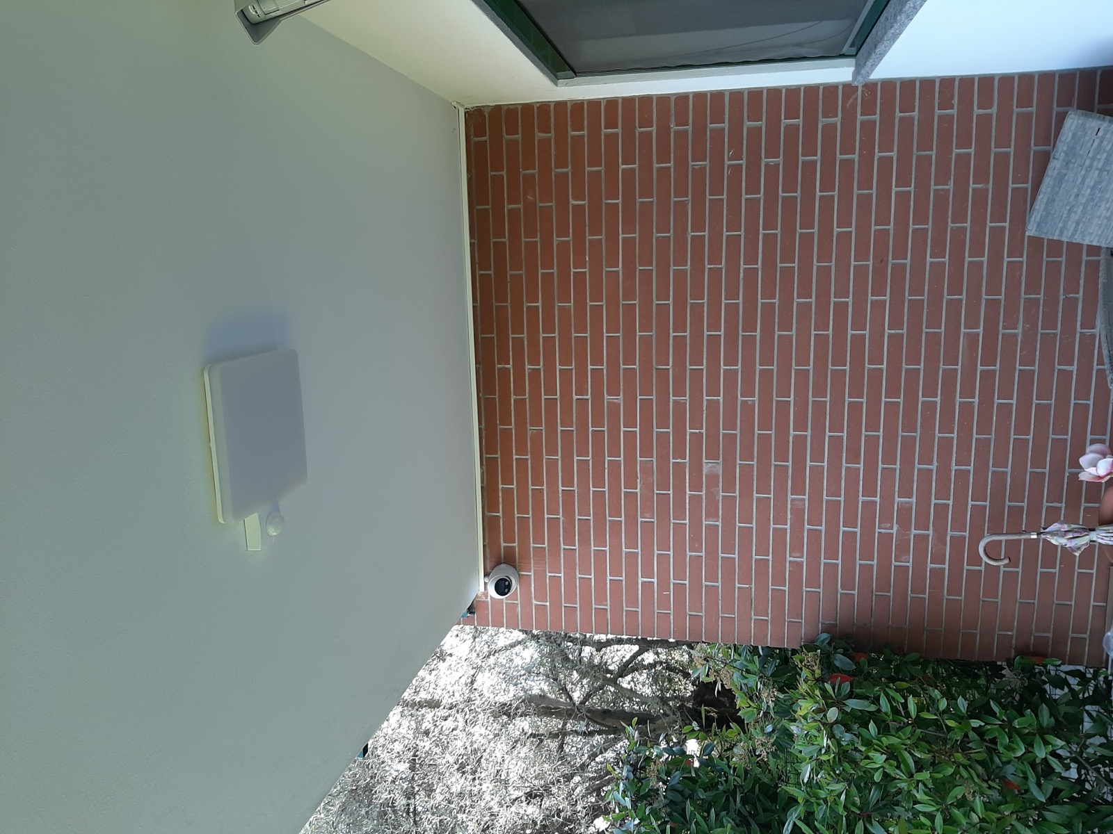 Telecamera di videosorveglianza e sirena d'allarme installate sulla facciata di una casa